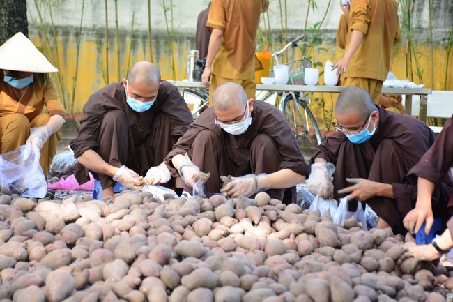 Continuing to support people in need in the Covid-19 pandemic of Hoang Phap Pagoda (series 2)